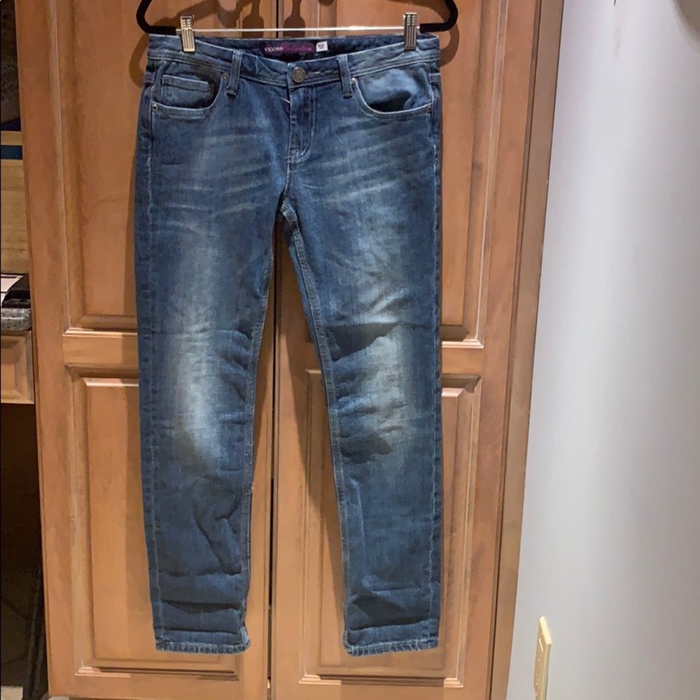 Skinny Jeans w/ Silver&Blue V-Pattern Back Pockets